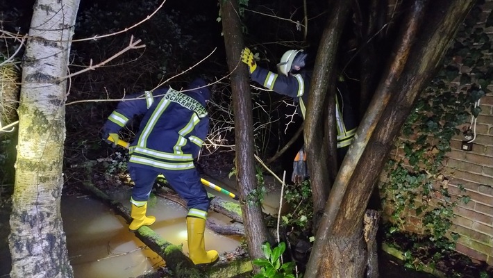 Wasserschaden in Schermbeck: Feuerwehr rettet Haus mithilfe von Sandsäcken!