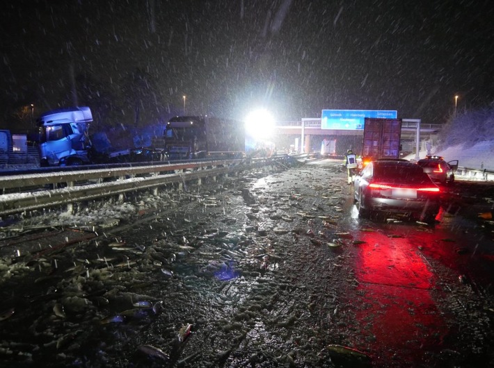 Wintersaison führt zu Chaos: Schwerer Unfall auf A1 in Rotenburg!