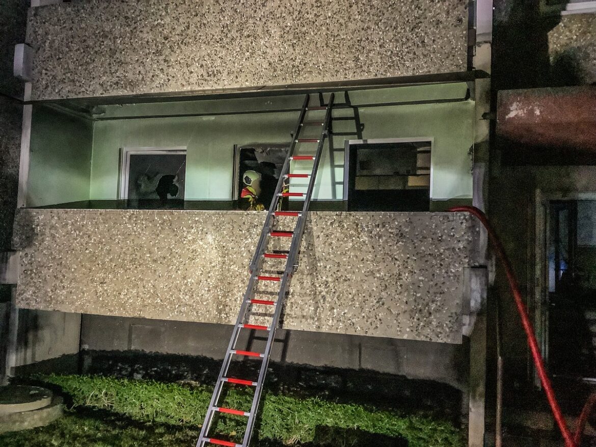 Wohnungsbrand in Strehlen: Zwei Feuerwehrleute schwer verletzt!