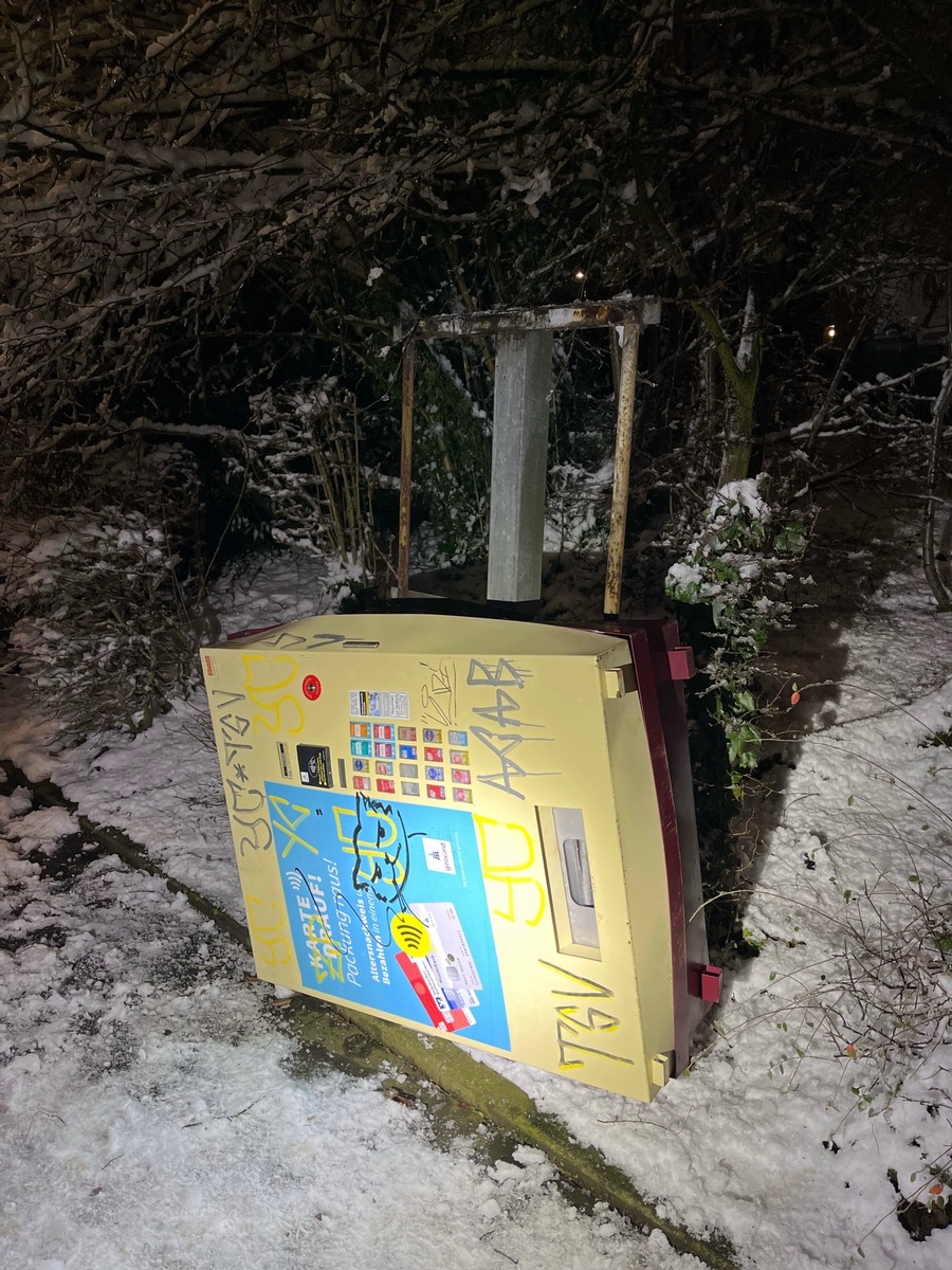 Zigarettenautomat beschädigt: Mysteriöse Täter fliehen in Aachen!