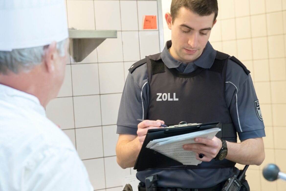 Zoll kontrolliert Pizzeria: Illegaler Aufenthalt wird zum Fall für die Justiz!