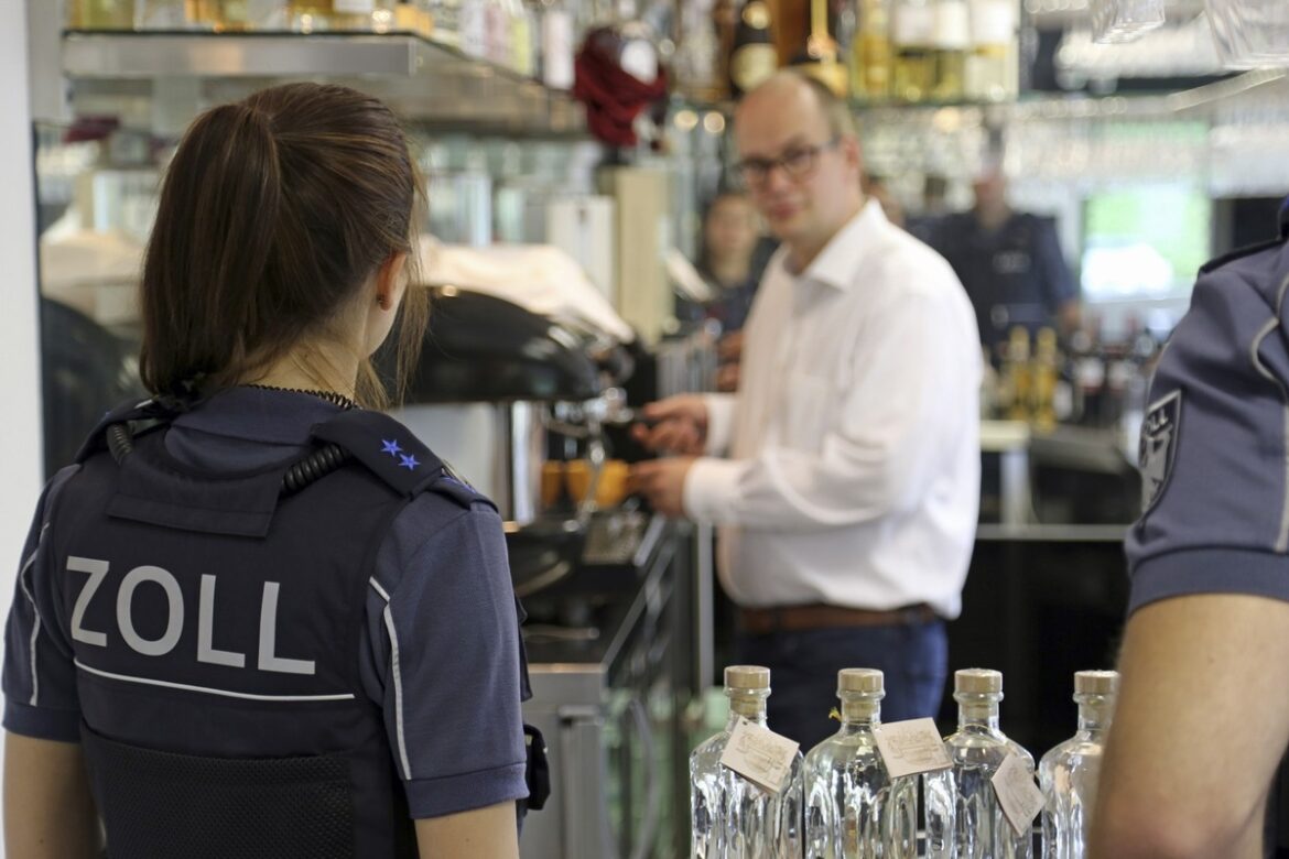 Zolldeckelung: Pizzeria-Besitzerin flüchtet mit illegalem Mitarbeiter!