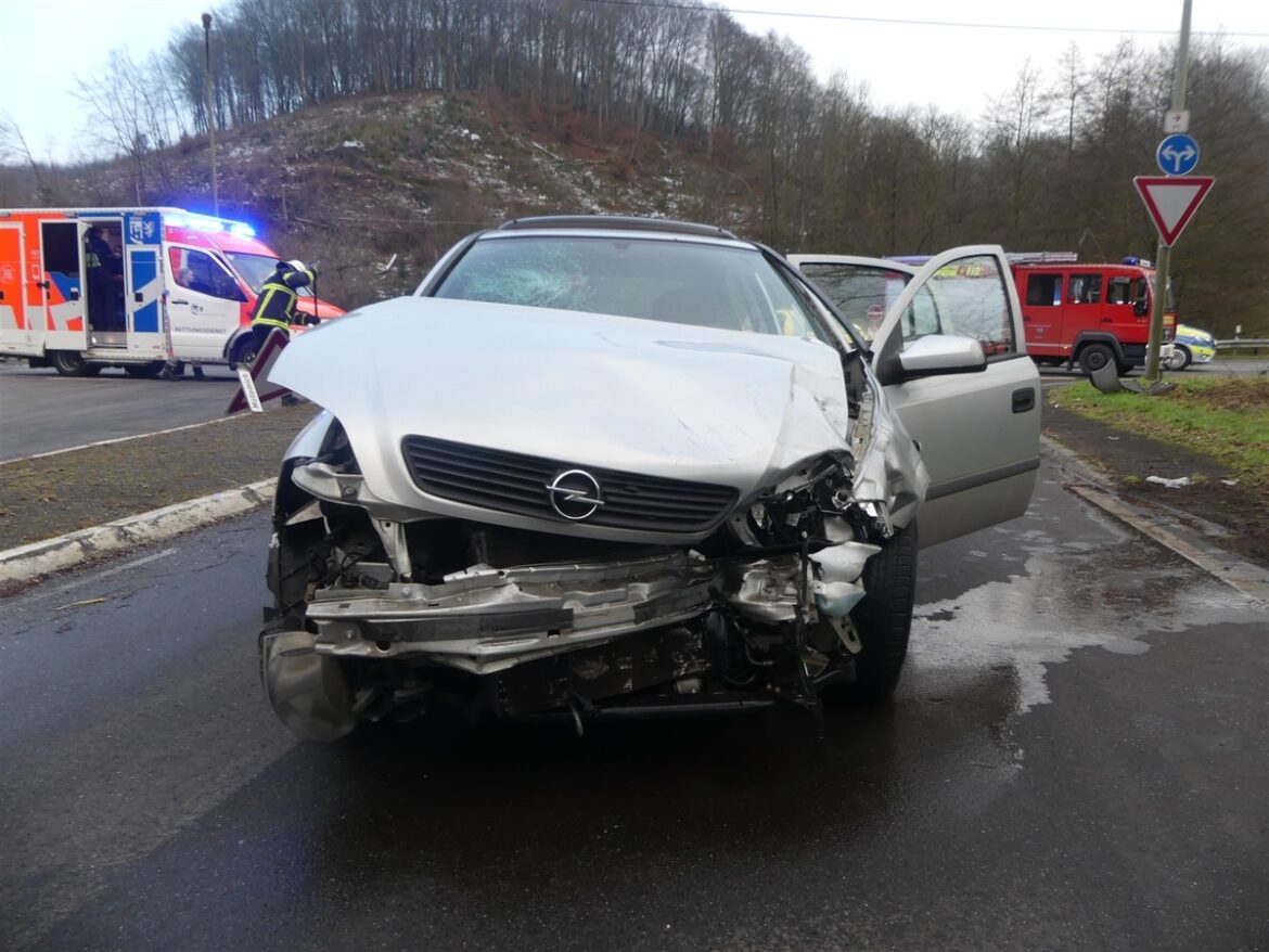 Zwei Verletzte nach Zusammenstoß an Lindlarer Kreuzung!