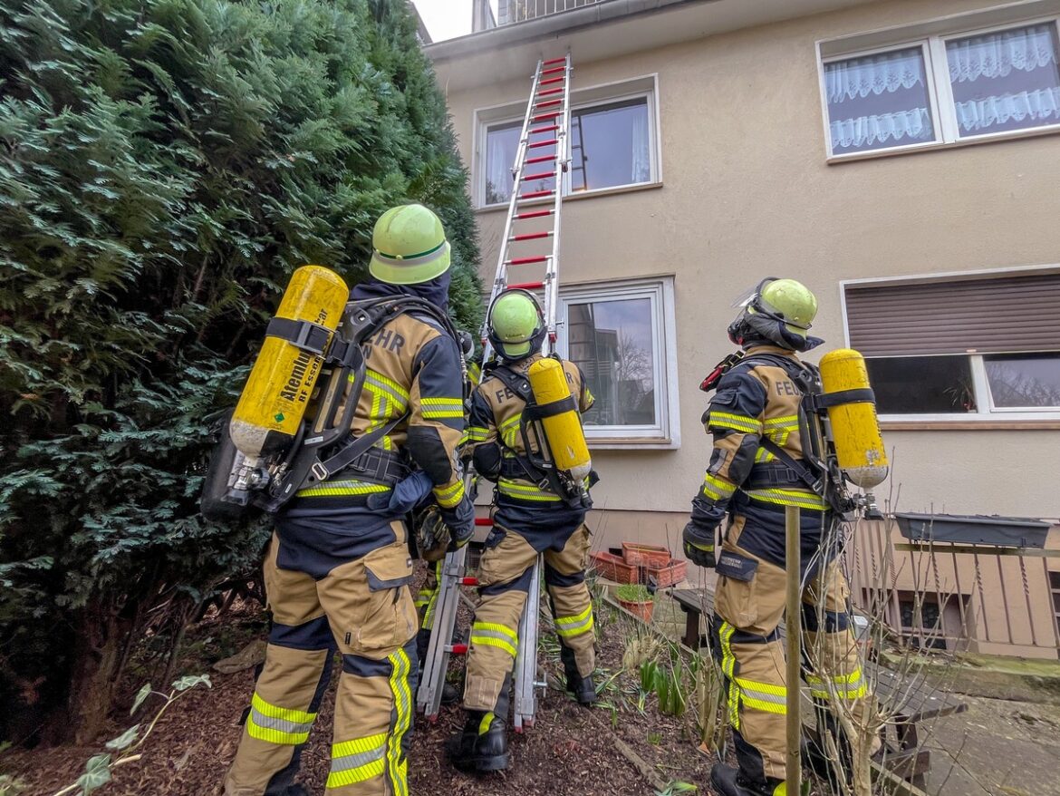 Alarm in Essen-Borbeck: Zimmerbrand durch Akku verletzt Bewohner!