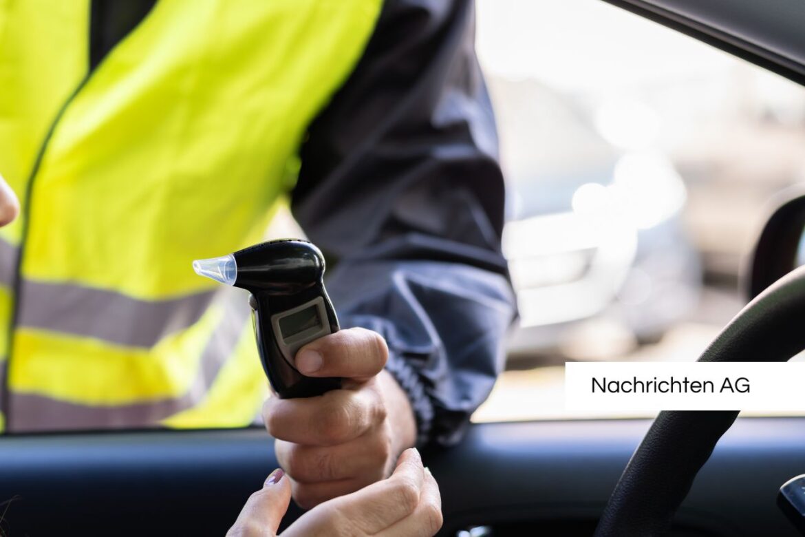 Betrunkene Autofahrerin (50) stoppt an Tankstelle – Polizei schlägt Alarm!