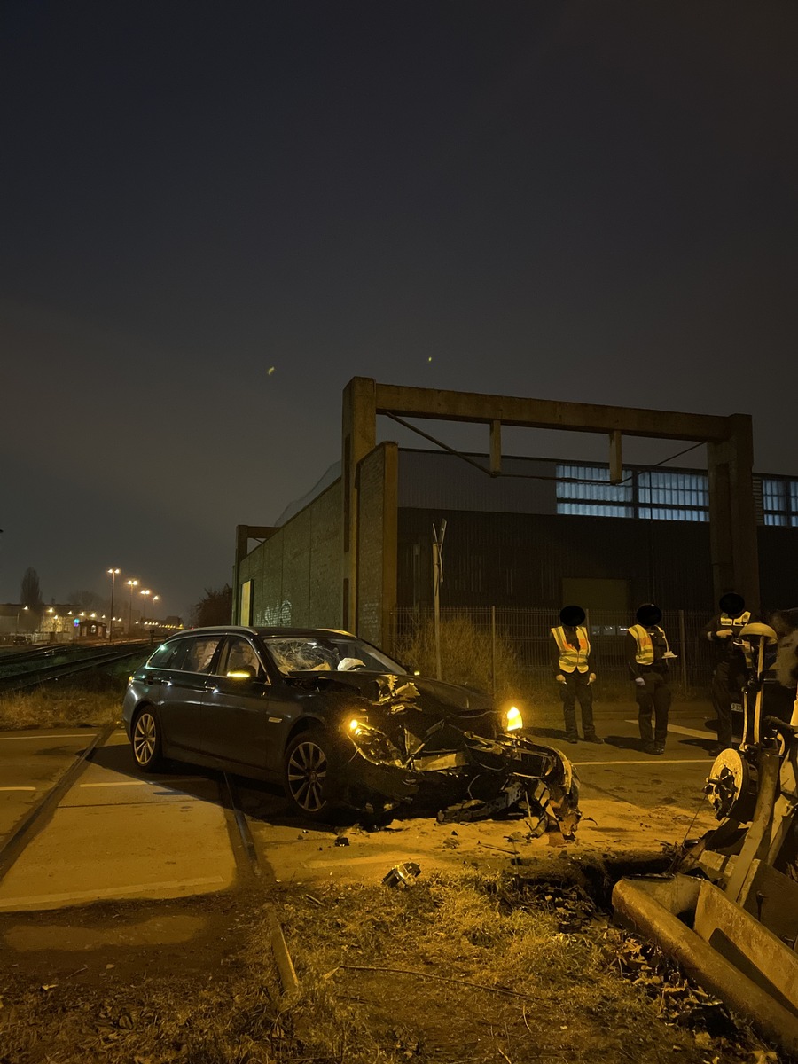 Alkoholisierter BMW-Fahrer rast gegen Schranken im Erfurter Norden!