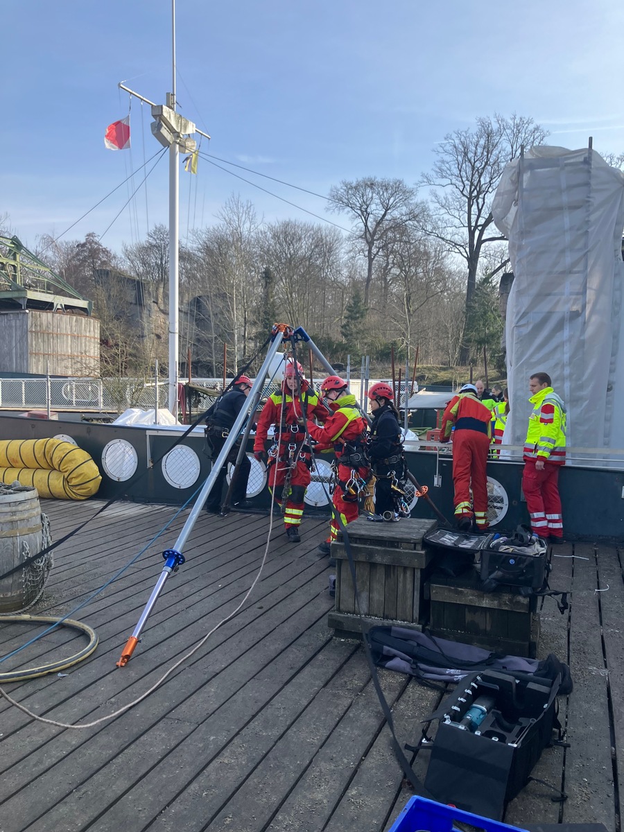 Arbeiter stürzt im Zoo Hannover: Große Rettungsaktion der Feuerwehr!