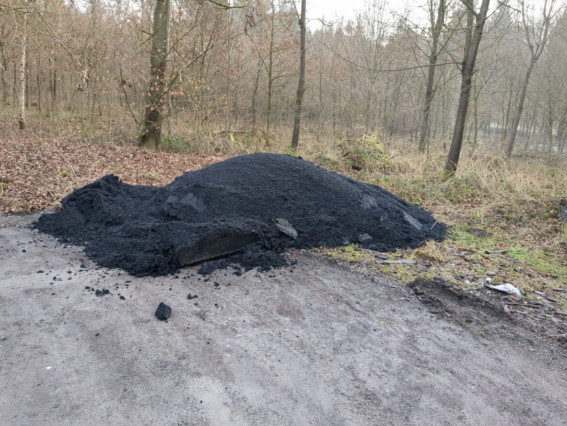 Asphalt-Müll im Waldparkplatz: Polizei sucht Zeugen in Renningen!