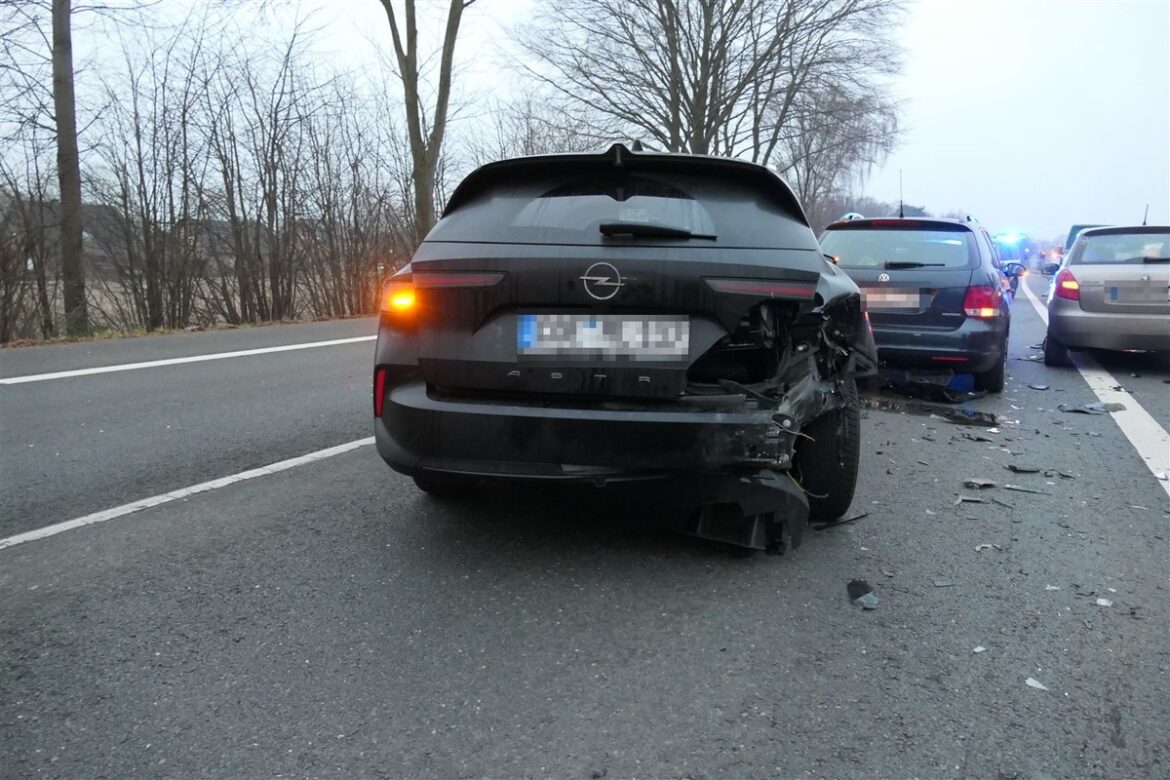 Auffahrunfall auf B525: 58-Jährige verletzt ins Krankenhaus!