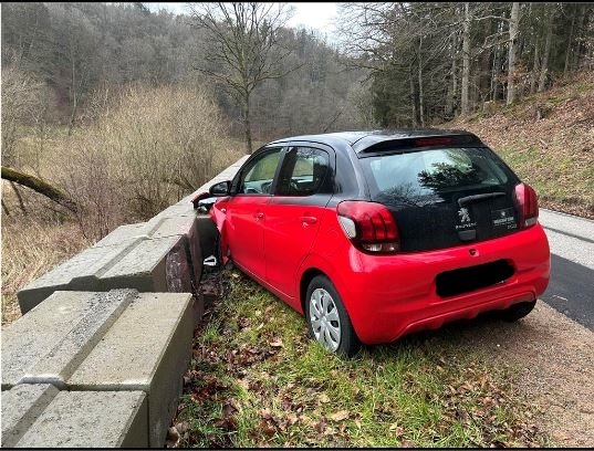 Auto kracht gegen Mauer: Schrecklicher Unfall auf der L490!