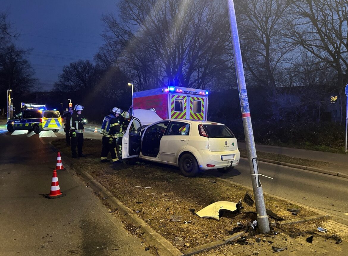 Auto kracht in Straßenlaterne: Rathausallee für 45 Minuten gesperrt!