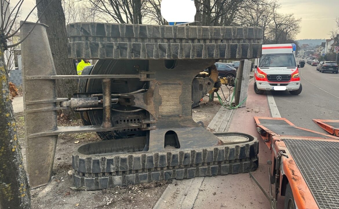 Bagger-Unfall in Göppingen: Maschine kippt beim Abladen und beschädigt Baum!