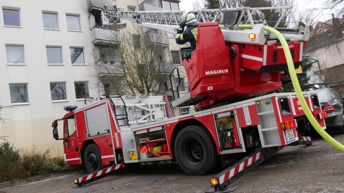 Balkon in Celle: Feuerwehr löscht Brand in Mehrparteienhaus schnell!