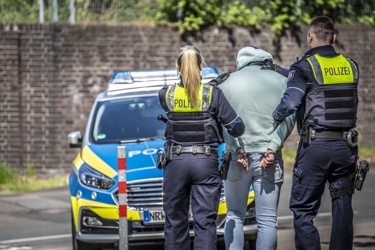 Betrüger in Ratingen geschnappt: Polizei warnt vor Klemmbrett-Masche!