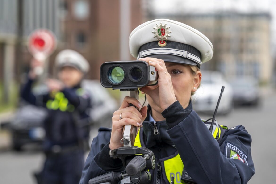 Blitzaktion in Heiligenhaus: Polizei hält 15 Raser bei Tempo-Kontrolle an!