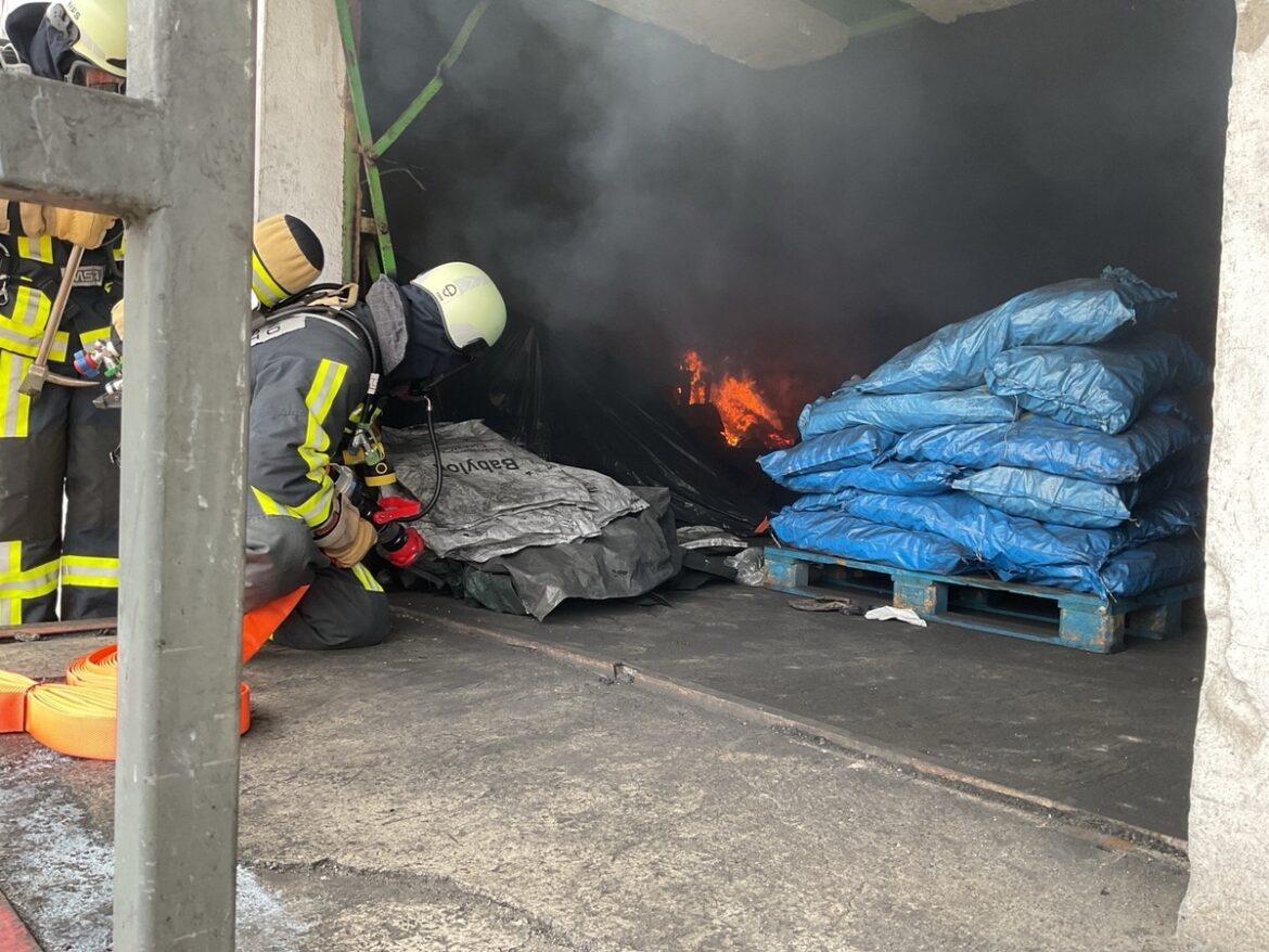 Brand in Bochumer Lagerhalle: Glück im Unglück für Mitarbeiter!