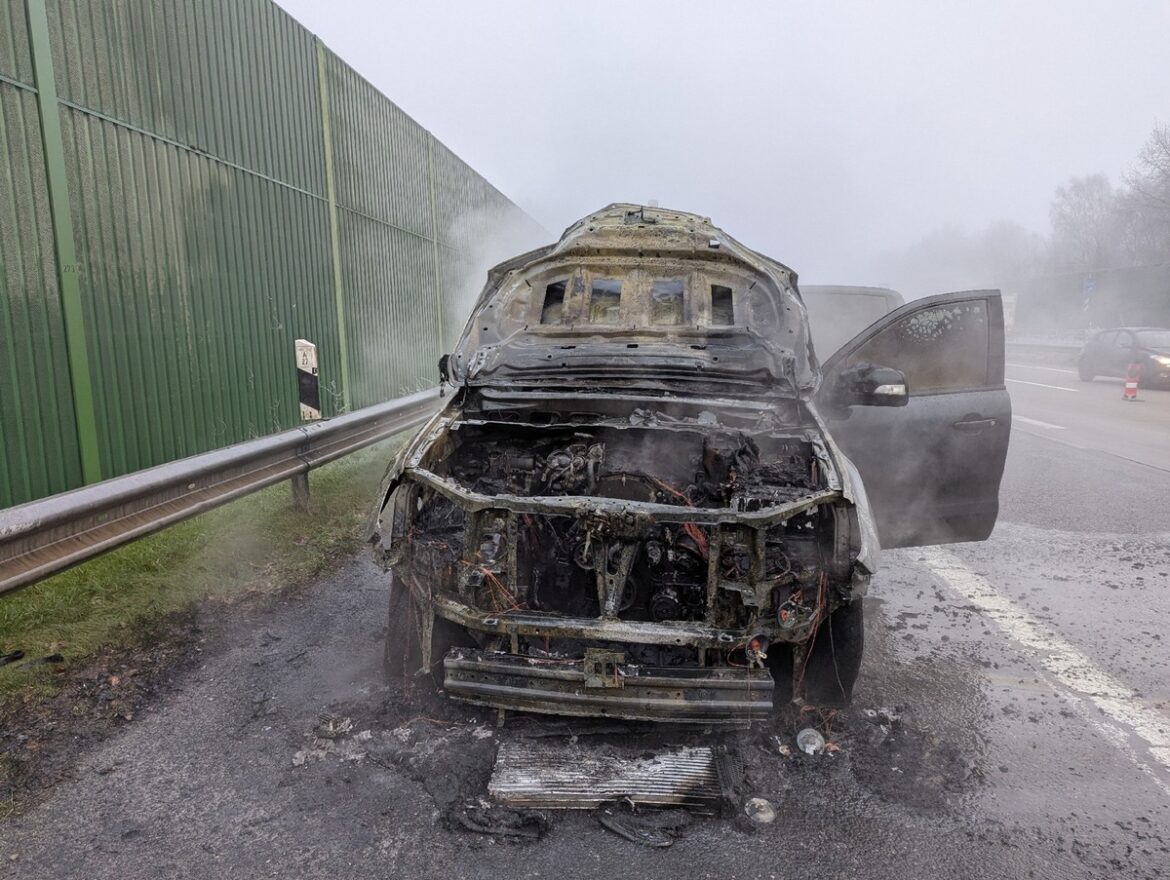 Brennender Pickup sorgte für Chaos auf BAB27 bei Bremerhaven!