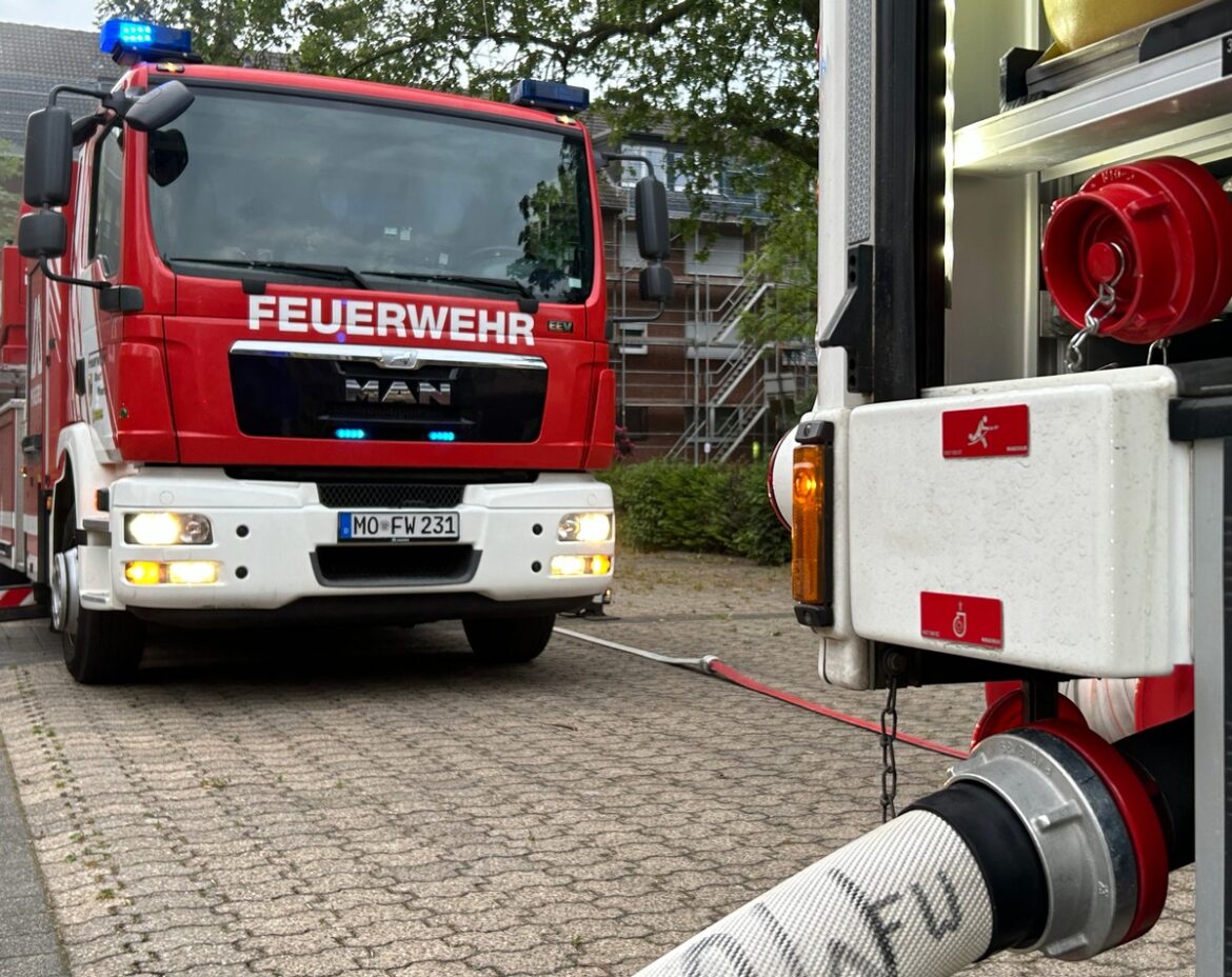 Brennender Traktor in Moers-Schwafheim: Feuerwehr im Einsatz!