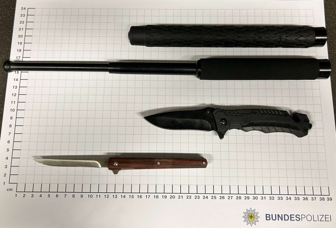 Bundespolizei stoppt Messerträger: Gefährliche Waffen am Bahnhof!