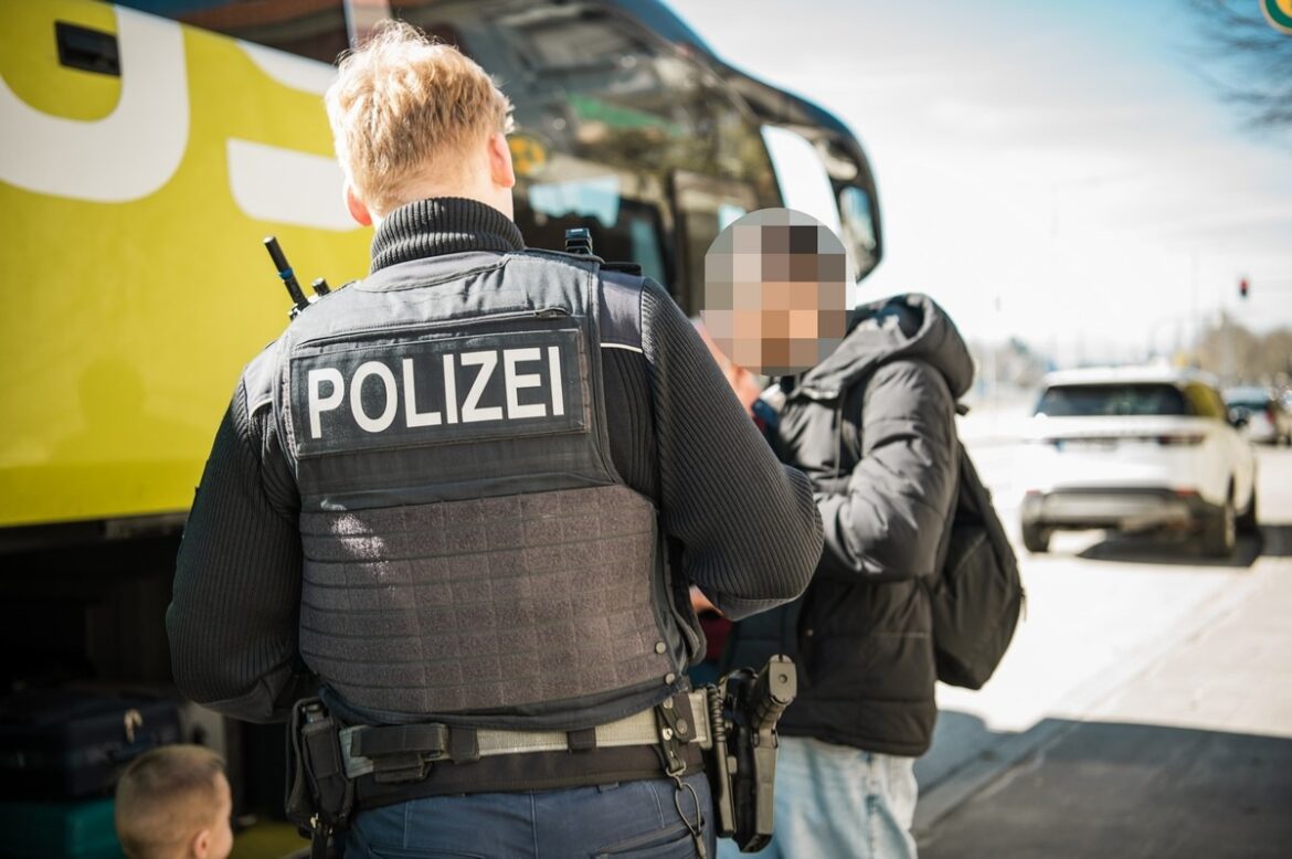 Bundespolizei stoppt kriminelle Busreisende: Haftbefehle vollstreckt!