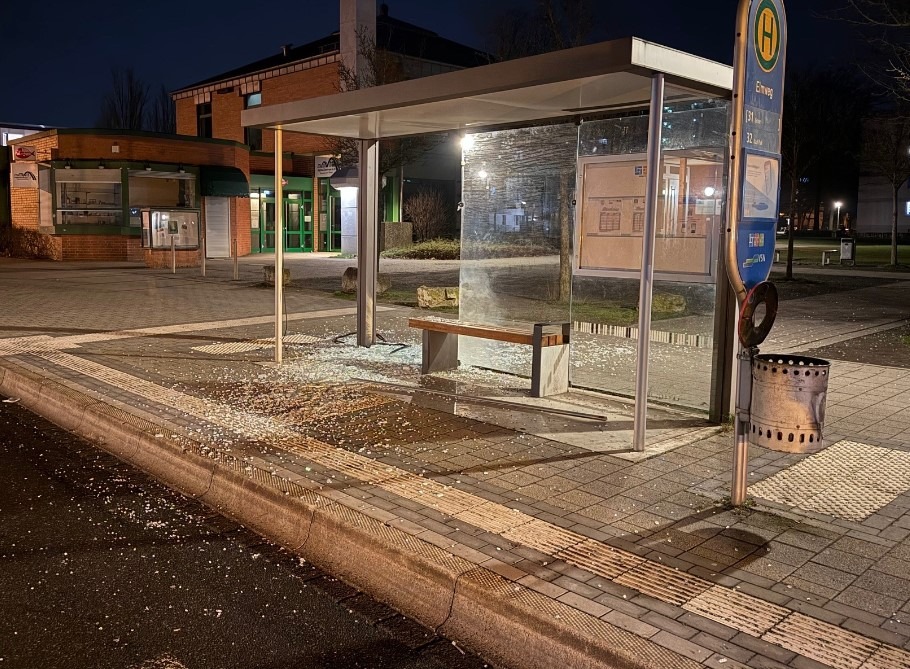 Bushaltestelle in Grone erneut zerstört – Täter bleiben unentdeckt!