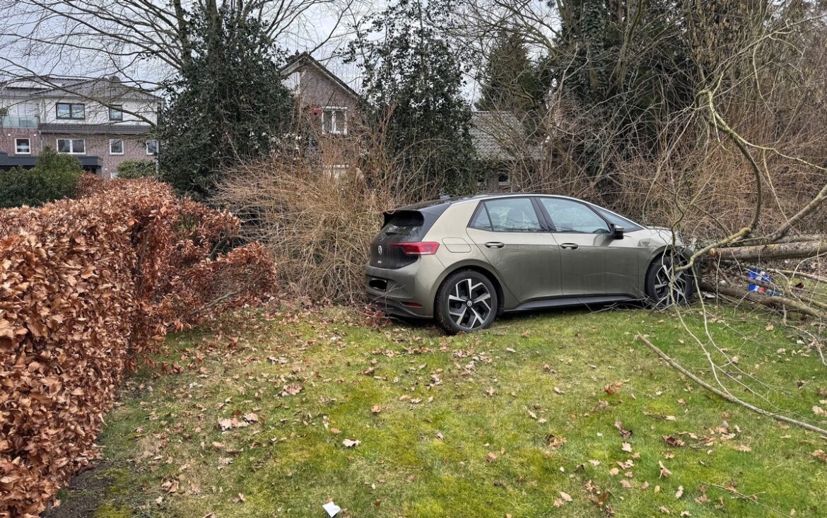 Chaos auf Parkplatz: 67-Jährige verwüstet Hecke mit ihrem Pkw!