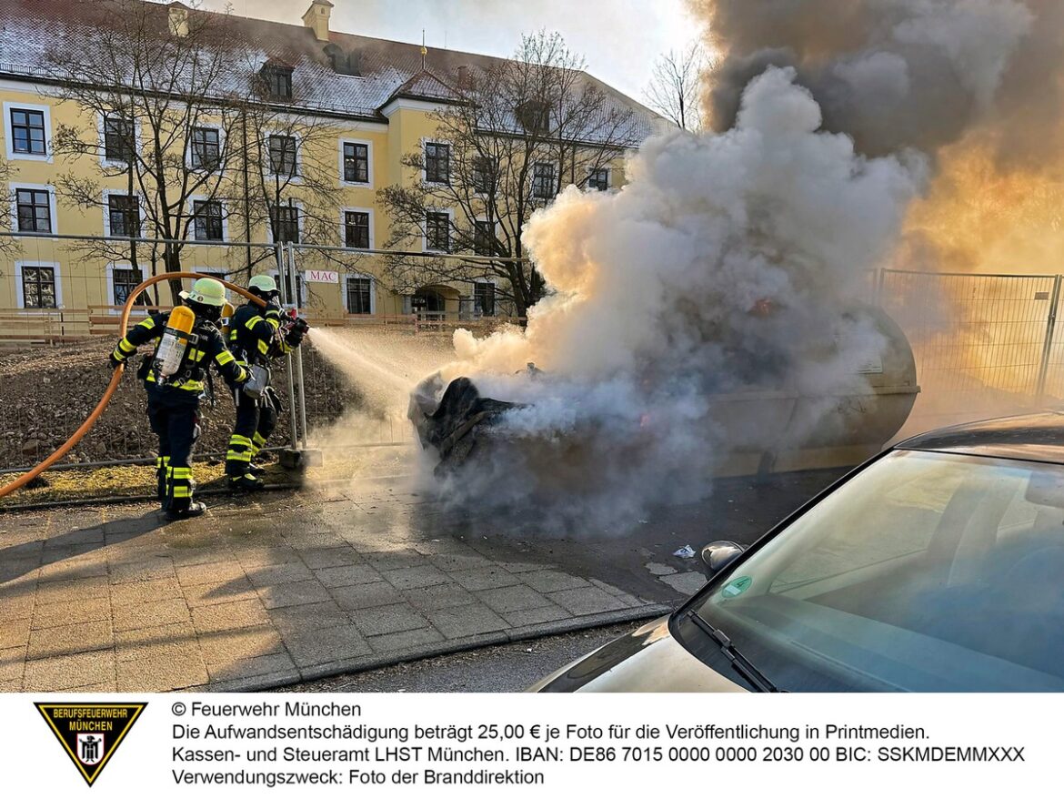 Containerbrand in München: Altenheim in Gefahr, Einsatzkräfte vor Ort!