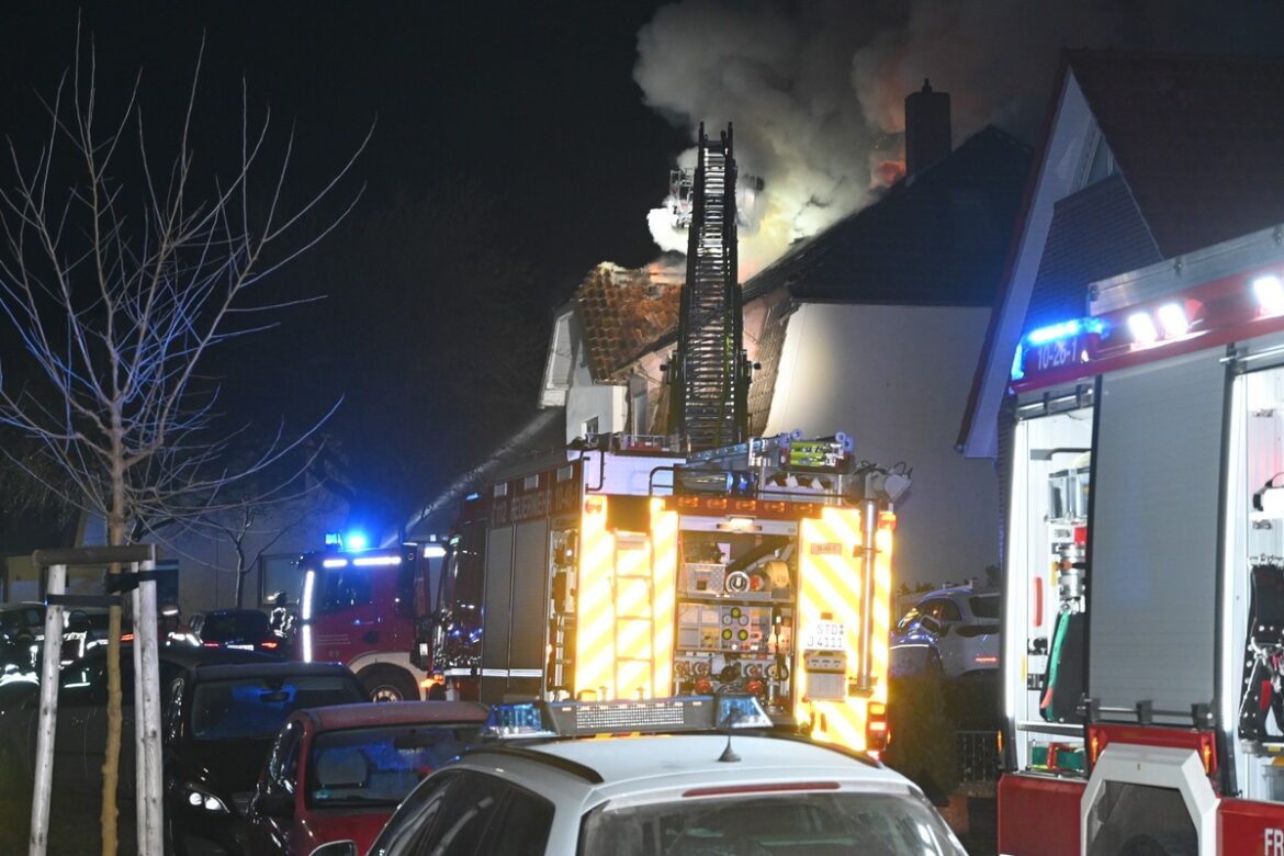 Dachbrand in Buxtehude: 550.000 Euro Schaden und heldenhafter Feuerwehreinsatz!