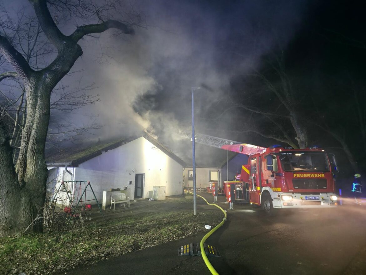 Dachstuhlbrand in Hangelar: Sankt Augustiner Feuerwehr im Großeinsatz!