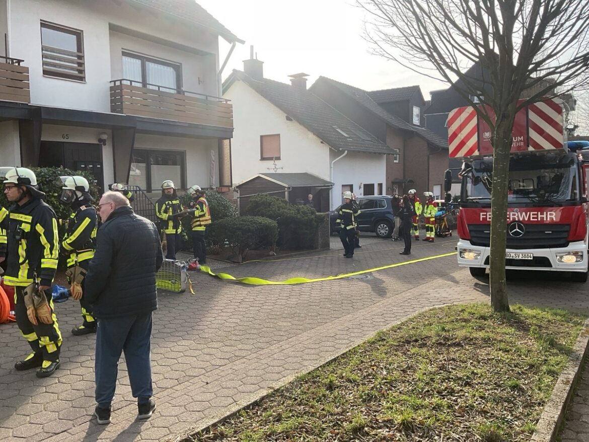 Dackel-Rettung in Bochum: Feuerwehr löscht Brand und rettet Tiere!