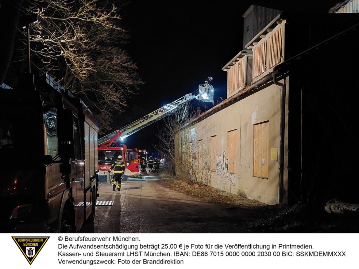 Dichte Rauchwolken über Putzbrunn: Brand im Kieswerk alarmiert Feuerwehr