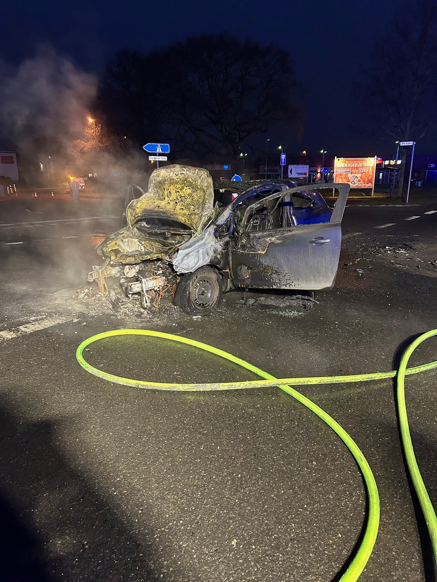 Drama am Morgen: PKW-Brand nach Unfall auf der Otto-Brenner-Straße!