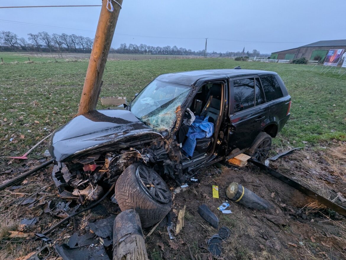 Drama am Morgen: Range Rover kracht in Baum und Strommast!