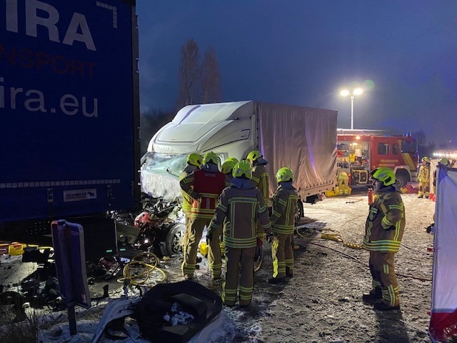 Drama an der A7: Fahrer nach Crash mit Lkw schwer eingeklemmt!