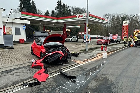 Drama auf Wülfrather Straßen: Toyota kracht in MG und endet im Abschleppdienst!