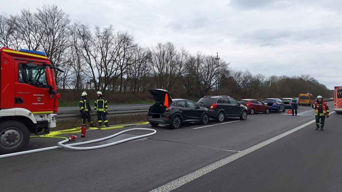 Drama auf der A57: Fünf PKW in Auffahrunfälle verwickelt!