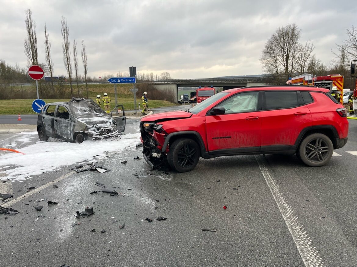 Drama auf der B252: Auto fängt Feuer – Zwei Verletzte bei Unfall!