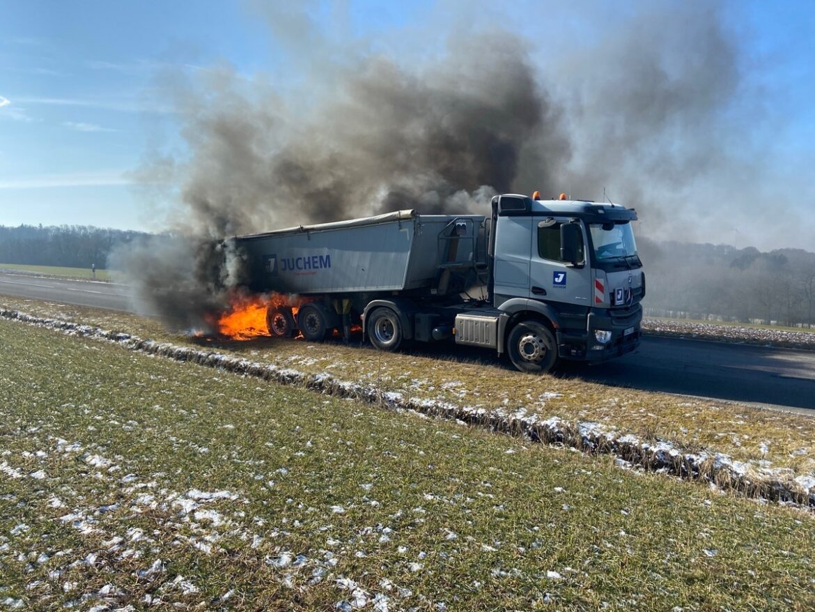 Drama auf der L 176: Lkw-Brand stellt Verkehr vor Herausforderungen!