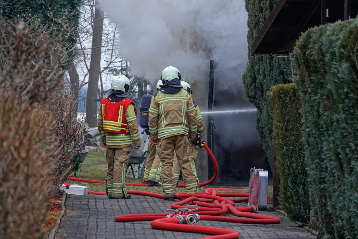 Dramatischer Garagenbrand in Dresden: Feuerwehr kämpft gegen Flammen!