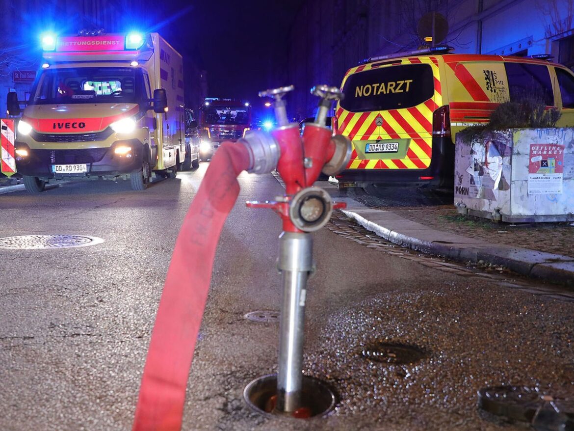 Dresden in Aufruhr: Feuerwehr rettet Bewohner nach Wohnungsbrand!