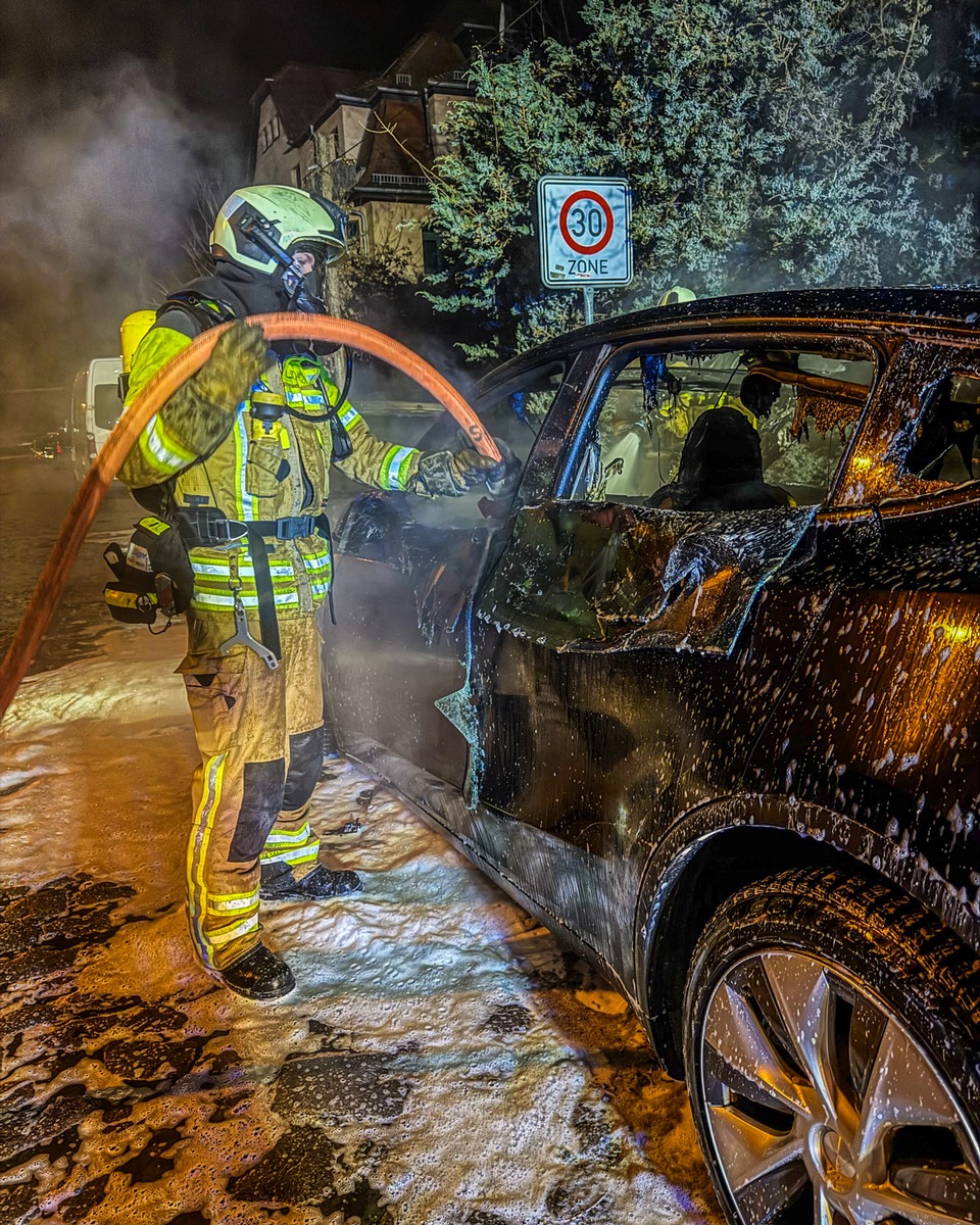 Dresdner Neustadt: Feuerwehr löscht spektakuläre Tesla-Brände!