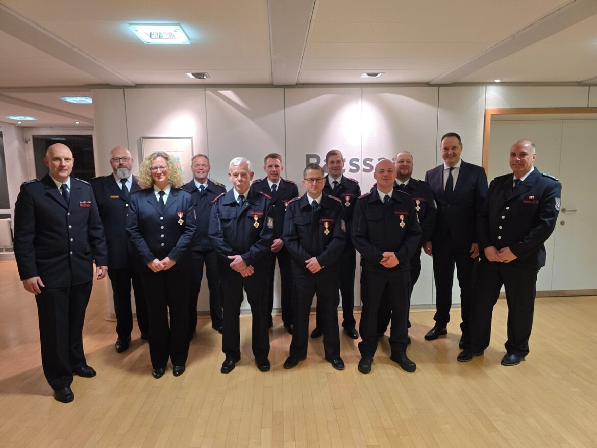 Ehrenrunde in Olpe: Feuerwehrleiter feiert engagierte Jubilare!