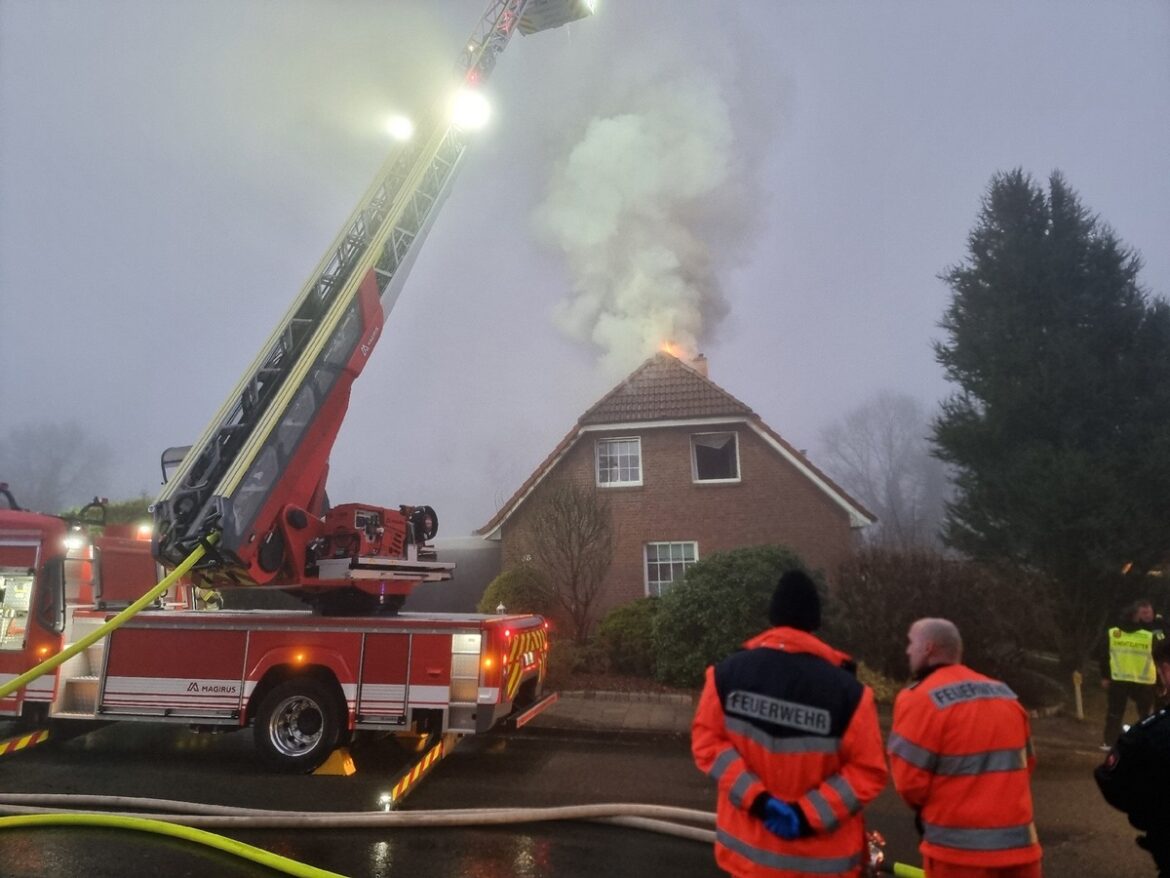 Einfamilienhaus in Oxstedt steht in Flammen – Feuerwehr im Einsatz!