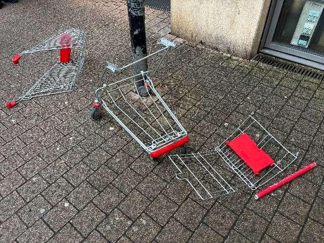 Einkaufswagen-Wurf aus Parkdeck: Polizei sucht dringend Zeugen!