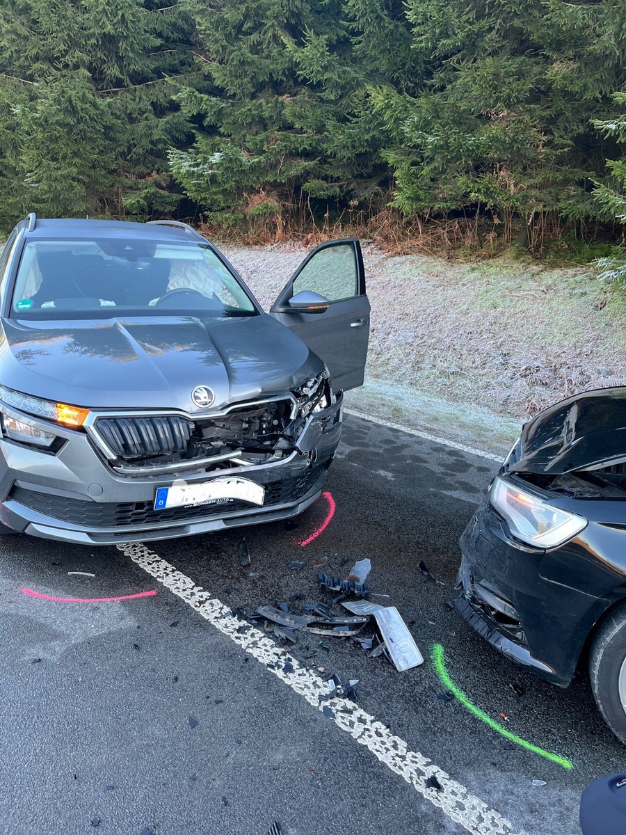 Eisglatte Straße: Drei Verletzte bei Frontalzusammenstoß in Marienheide