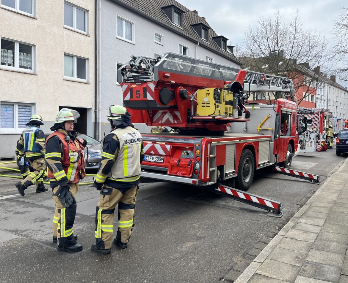 Essen-Altendorf: Feuerwehr kämpft gegen Zimmerbrand in Mehrfamilienhaus