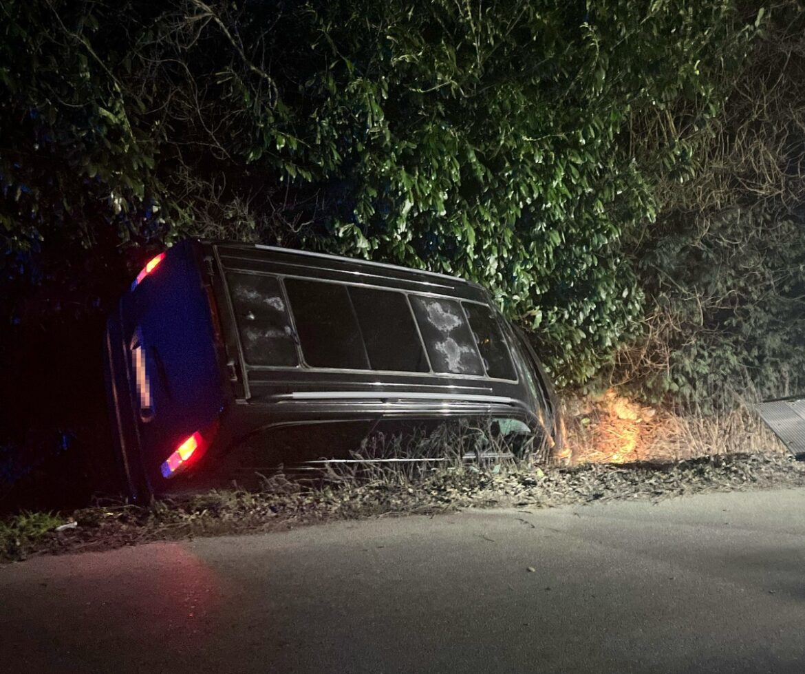 Fahrer flüchtet nach Unfall mit gestohlenem Mercedes in Hausberge!