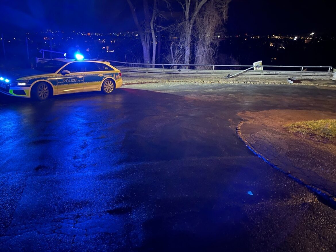 Fahrer flüchtet nach spektakulärem Unfall auf Trierer Sickingenstraße!