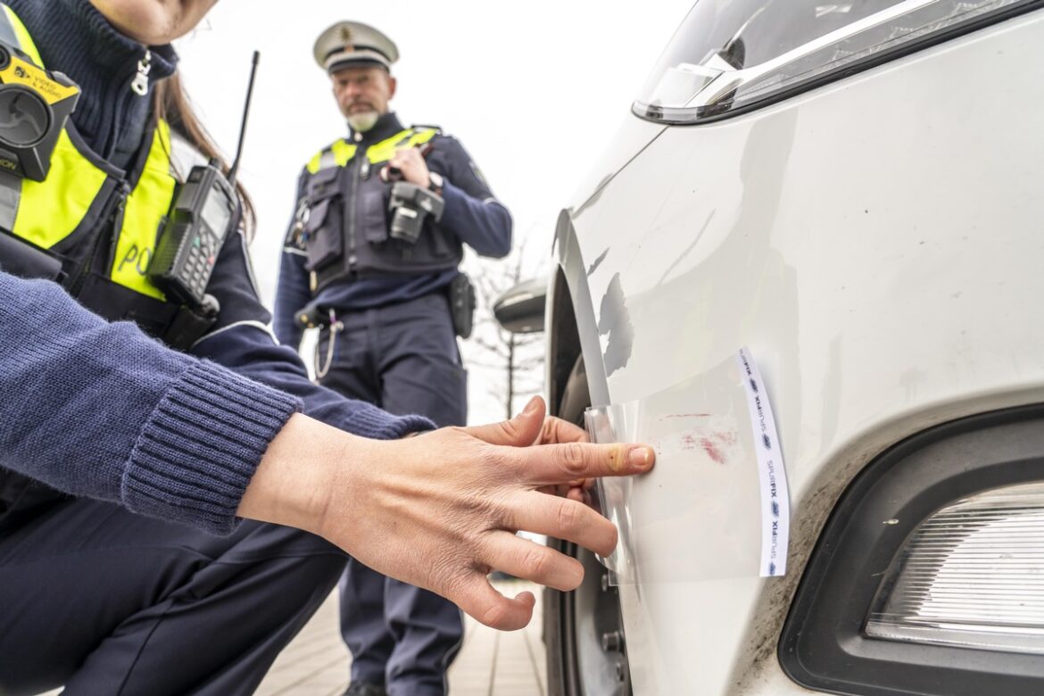 Fahrerflüchtig: Polizei bittet um Hinweise zu Unfall in Mettmann