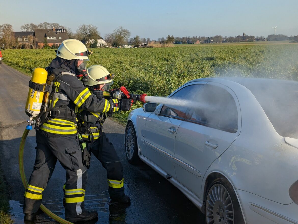 Fahrzeugbrand in Louisendorf: Feuerwehr rettet Mercedes vor Flammen!